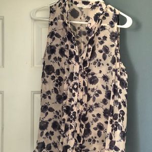 Lush floral hi low button tank